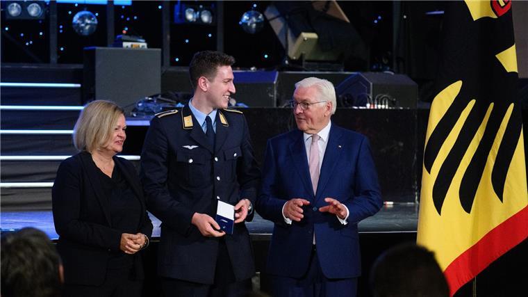 Schwimm-Olympiasieger Lukas Märtens wird von Bundespräsident Frank-Walter Steinmeier und Bundesinnenministerin Nancy Faeser mit dem Silberenen Lorbeerblatt ausgezeichnet.