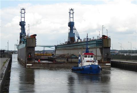 Reeder Peter Harren vor dem „Schwimmdock V“ in Bremerhaven