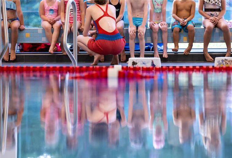 Schwimmkurse im Elbe-Weser-Dreieck: Wo Kinder sicher schwimmen lernen