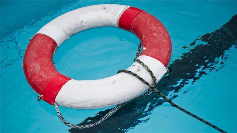 Schwimmen macht Spaß, birgt aber auch Gefahren. Menschen sollten diese nicht unterschätzen. (Symbolbild)