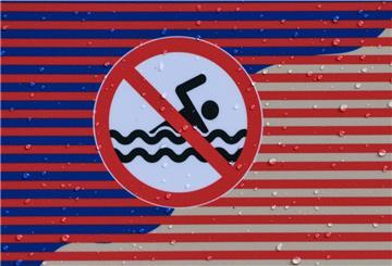 Schwimmen verboten: Das Heidestrandbad könnte mit Blaualgen verunreinigt sein.