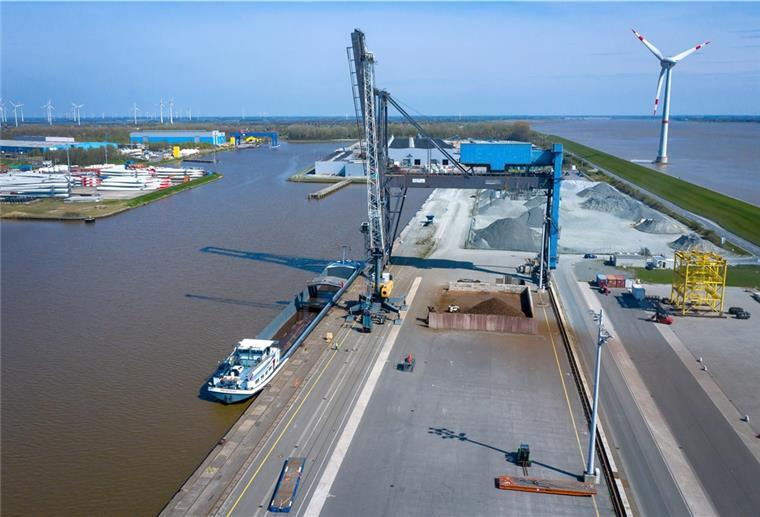 Ein Teil des Industriehafens von Emden aus der Vogelperspektive.
