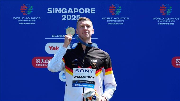 Schwimmer Florian Wellbrock zeigt seine zweite Goldmedaille bei der Schwimm-WM in Singapur.