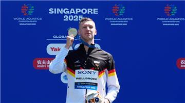 Schwimmer Florian Wellbrock zeigt seine zweite Goldmedaille bei der Schwimm-WM in Singapur.