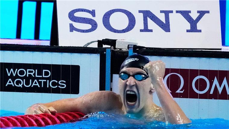 400 Meter zur Goldmedaille schwimmen Schwimmer Lukas Märtens aus Deutschland freut sich über das Ergebnis.