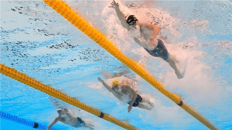 400 Meter zur Goldmedaille schwimmen Schwimmer Lukas Märtens aus Deutschland gewinnt Gold.