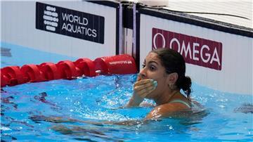 Schwimmerin Anna Elendt kann kaum glauben, dass sie Gold gewonnen hat.