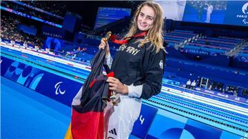 Schwimmerin Elena Semechin hat Gold gewonnen und darf die deutsche Fahne tragen.