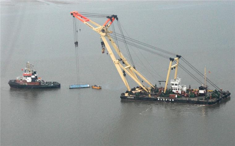 Bremerhavener Urgestein "Enak" ist jetzt im Hamburger Hafen gefordert Schwimmkran "Enak" ist jetzt in Hamburg zu Hause.