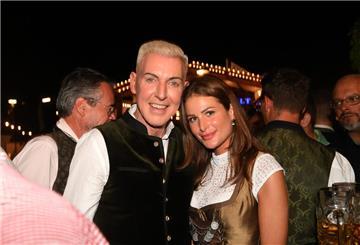 Scooter-Frontman H.P. Baxxter zusammen mit seiner Sara hier auf dem Oktoberfest in München.