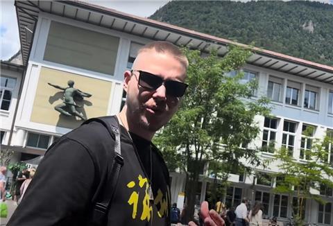 Scor bei einem Besuch in Interlaken. Hier in der Schweiz trifft er auf Touristen aus China.
