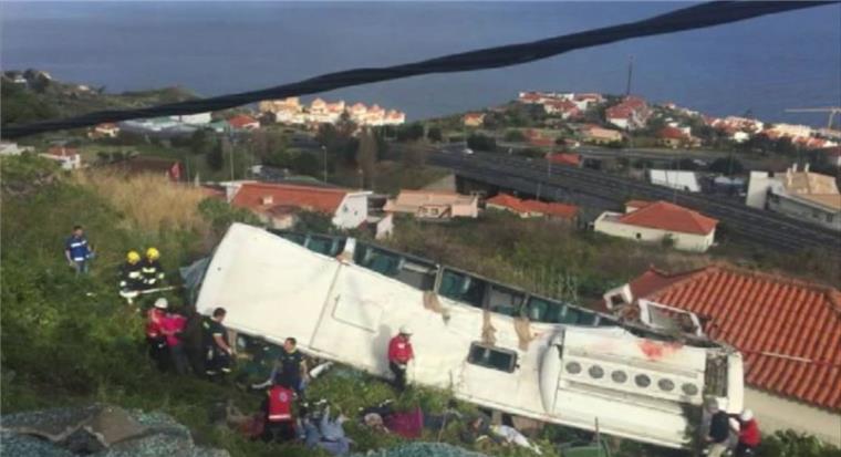 29 Tote bei Busunglück auf Madeira – viele Opfer aus Deutschland Screenshot eines Video:. Rettungsdienste bergen Verletzte nach einem schweren Busunglück auf der portugiesischen Ferieninsel Madeira.