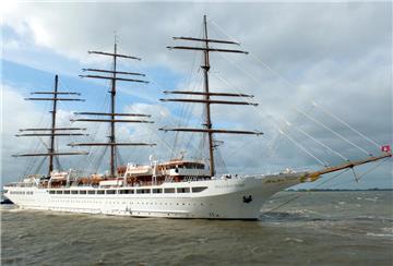 "Sea Cloud Spirit" legt in Bremerhaven an