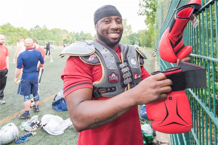 Seahawks-Neuzugang Garcia Fineto hat die Boxhandschuhe "an den Nagel" gehängt und sein Glück beim American Football gefunden. 
