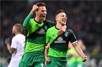 Sebastian Langkamp (links) und Kevin Möhwald tragen beim 4:0-Heimsieg über den FC Augsburg das Jubiläumstrikot von Werder Bremen. 