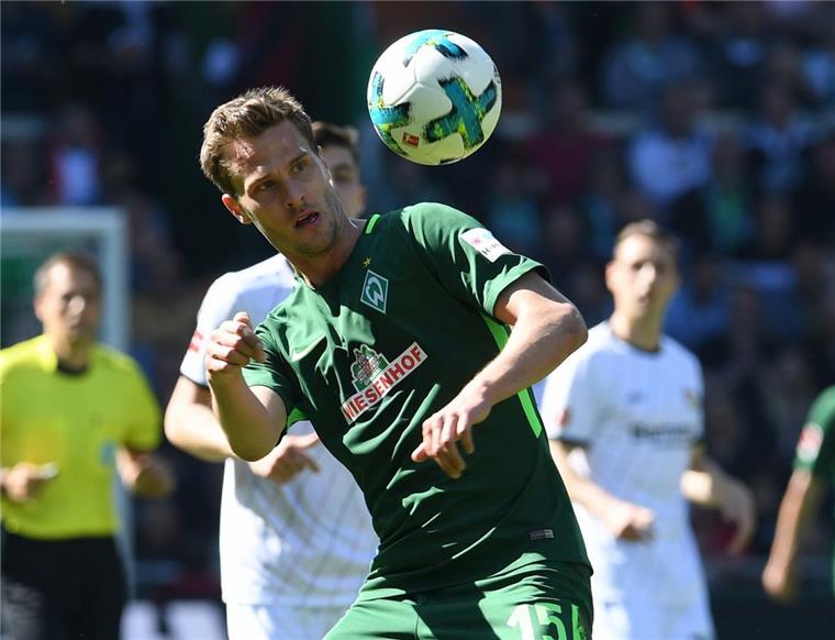 Sebastian Langkamp von Werder Bremen kommt für eine Autogrammstunde nach Bremerhaven. 