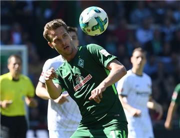 Sebastian Langkamp von Werder Bremen kommt für eine Autogrammstunde nach Bremerhaven. 