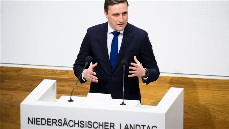 CDU will Landesregierung wegen Nachtragshaushalt verklagen Sebastian Lechner, Fraktionsvorsitzender der CDU-Fraktion, spricht im Landtag Niedersachsen.