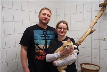 Zwei Tierheim-Leiter mit einer Katze