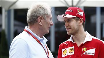 Sebastian Vettel (r) und Helmut Marko tauschen sich noch heute regelmäßig aus.