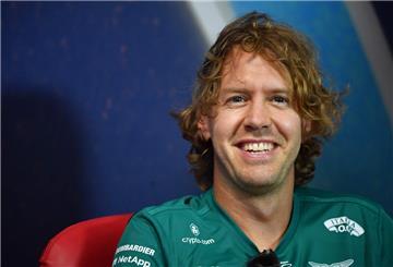 Sebastian Vettel aus Deutschland vom Team Aston Martin lächelt und beantwortet die Fragen der Journalisten während einer Pressekonferenz.
