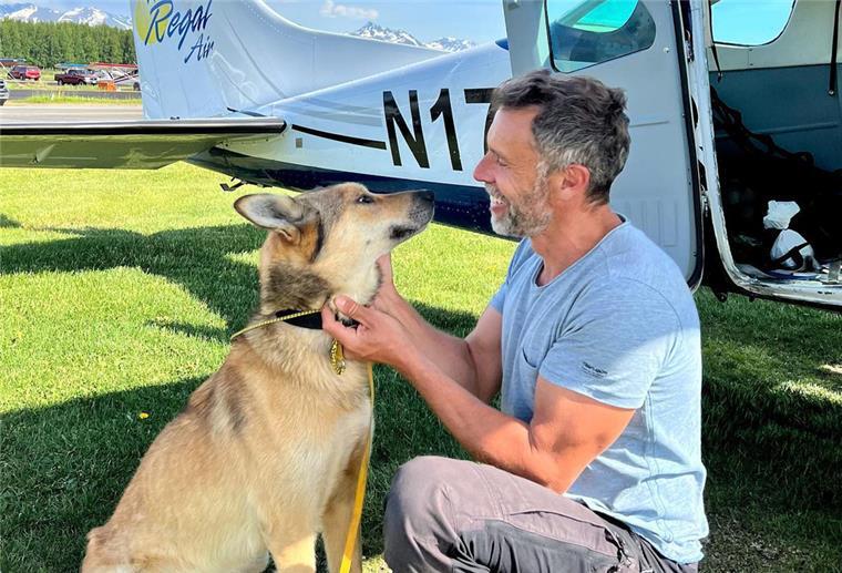 Sebastien Dos Santos Borges streichelt seinen Schlittenhund „Leon“ den er nach drei Monaten zurück bekommen hat. .Der dreijährige Husky war während des 1800 Kilometer langen Iditarod Hundeschlittenrennens am 13. März in der kleinen Ortschaft Ruby am Yukon-River verschwunden.