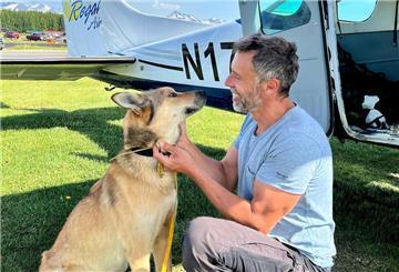 Sebastien Dos Santos Borges streichelt seinen Schlittenhund „Leon“ den er nach drei Monaten zurück bekommen hat. .Der dreijährige Husky war während des 1800 Kilometer langen Iditarod Hundeschlittenrennens am 13. März in der kleinen Ortschaft Ruby am Yukon-River verschwunden.