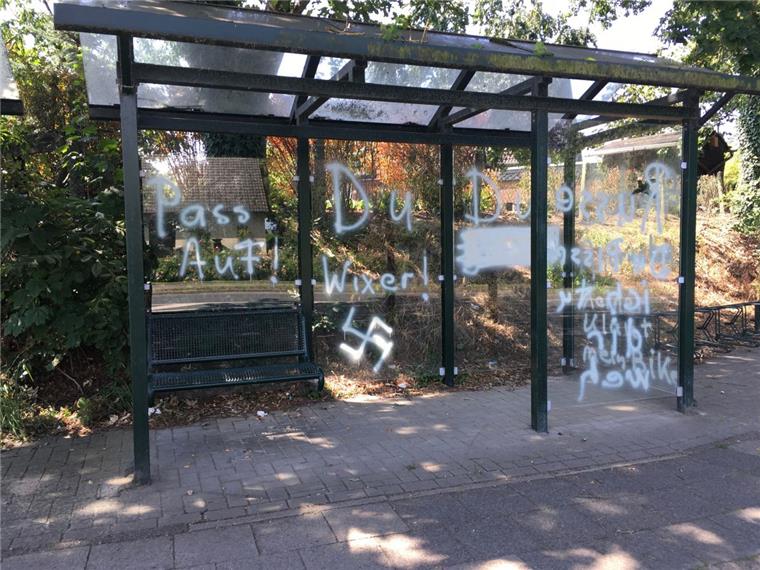 Sechs Glaselemente des Bushaltestellenhäuschens in Stotel wurden beschmiert.