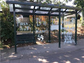Sechs Glaselemente des Bushaltestellenhäuschens in Stotel wurden beschmiert.