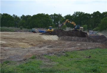 Sechs Hektar misst das Grundstück, auf dem derzeit Mutterboden abgetragen und Sand für den Kabellagerplatz aufgefahren wird. 