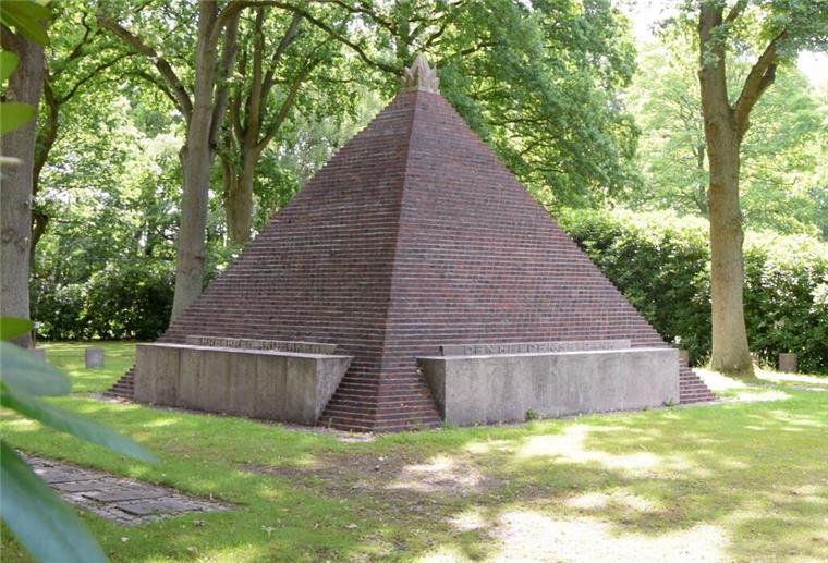 Eine Pyramide aus Klinkersteinen steht auf einer großen Rasenfläche. Die Pyramide hat allerdings eine große Bedeutung für die Stadt Bremerhaven.