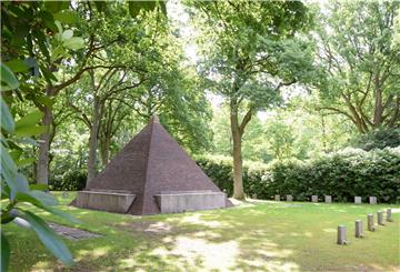 Sechs Meter hoch ist die Pyramide auf dem Wulsdorfer Friedhof. Als Baumaterial wurde Bockhorner Klinker verwendet. Die Fugen aus Muschelkalk mussten jetzt erneuert werden. Der Innenraum des Ehrenmals ist hohl und nicht zugänglich. Auf den Sandsteintafeln an den vier Seiten der Pyramide wurden die Namen von 745 Bremerhavenern verewigt. Allerdings sind die Inschriften kaum noch zu erkennen.