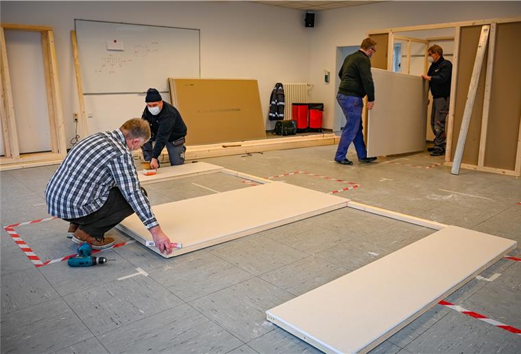 Sechs Testkabinen entstehen im Corona-Testzentrum in Speckenbüttel.