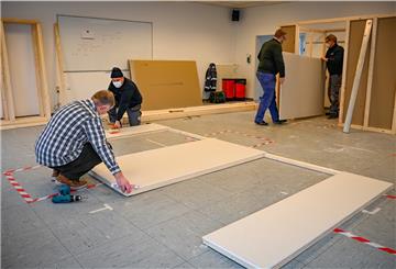 Sechs Testkabinen entstehen im Corona-Testzentrum in Speckenbüttel.