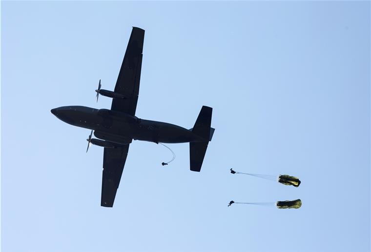 Bundeswehr kündigt Sprungdienst bei Wehldorf an Seedorfer Fallschirmjäger kündigen für Ende Januar Sprungdienste aus einer Transall C-160 an.