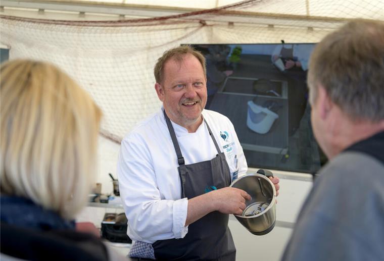 Seefischkochstudio-Küchenchef Ralf Harms begeisterte bei seinen Kochshows.
