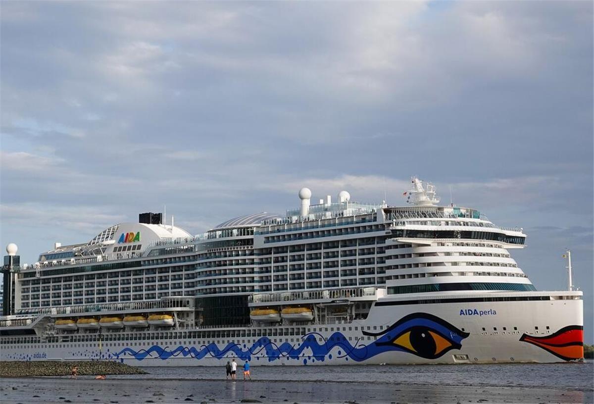 Das Kreuzfahrtschiff „Aidaperla“ fährt bei Niedrigwasser auf der Elbe bei Blankenese in Richtung Nordsee.