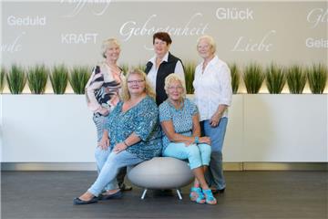 Seelsorgerin Claudia Hutter-Dosdal (vorne links) leitet die beim Besuchsdienst engagierten Christiane Janschow (vorne, rechts), Rosemarie Schotte, Renate Jachenholz und Herma Balzer (hinten von links).