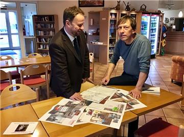 Seemannspastor Andreas Latz (links) und Diakon Thomas Reinhold tüfteln noch über Feinheiten des Modernisierungskonzeptes des Welcome-Clubs. Ab Mai gehts los. Foto: Schwan