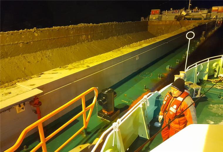 Otterndorf: Seemann stürzt in die Elbe - Baggerschiff rettet ihn Seenotretter im Einsatz für einen Seemann, der auf der Elbe über Bord von einem Frachtschiff gestürzt war. Seenotrettungskreuzer „Anneliese Kramer“ längsseits am Baggerschiff "Pieter Caland", das den Mann gerettet hat.
