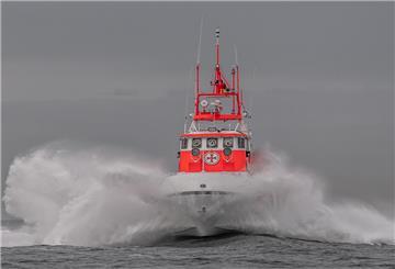 Seenotrettungskreuzer „Theo Fischer“ auf dem Wasser mit Wellen