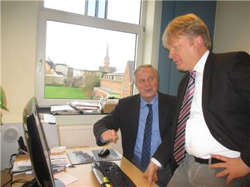 Seestadt-Immobilien-Chef Frank Jacobsen (links) und Stäwog-Chef Sieghard Lückehe bei der täglichen Sichtung der Angebote: Wohnraum für Flüchtlinge ist auch in Bremerhaven knapp geworden. Foto Schwan