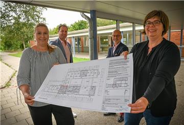 Seestadt Immobilien saniert die Heinrich-Heine-Schule. In diesen Ferien ist der alte Verwaltungstrakt „dran“, zur Freude von (v.li.) Schulleiterin Meike Ehler, ihr Stellvertreter Andreas Armbrecht, Baudezernent Bernd Schomaker und Architektin Ute Ledebuhr.