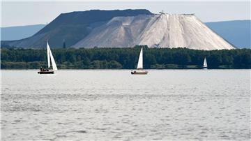 Segelboote kreuzen vor der Kulisse des mittlerweile stillgelegten Kali-Bergwerks Sigmundshall in Wunstorf.