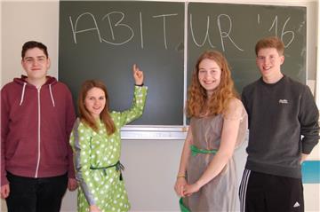 Sehen den Abiturprüfungen an der Waldschule Hagen-Beverstedt gelassen entgegen, (von links) Steffen Wilksen, Charlotte Wintz, Kristin von Hollen (beide im lustigen Abi-Outfit) und René Riesenbeck. Foto Heß