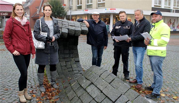 Sehen sich gut vorbereitet für die Erntewagen-Parade: Sandra Tiedemann und Nadine Eckhoff vom Landvolkverband, Bauhofleiter Horst Lüders, Polizeikommissar Eduard Kröker, Stadtwerke-Mitarbeiter Chris Windeler und Bauernmarkt-Planer Reinhard Jacobsen (von links). 