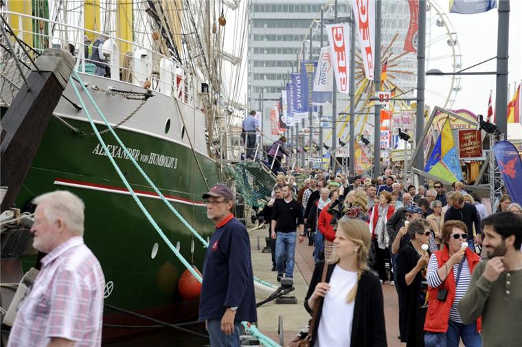 Sehen und gesehen werden - beim Bummeln auf dem Seestadtfest trifft man bestimmt auch Bekannte.