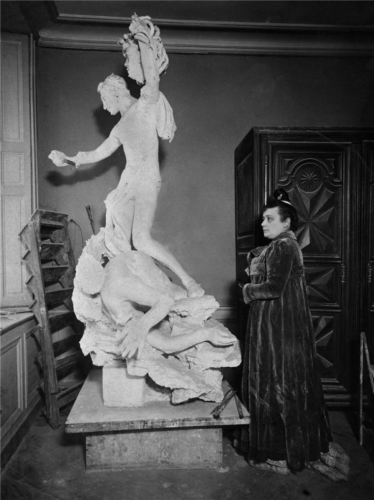 Bremer Ausstellung zeigt Skulpturen von Camille Claudel und Bernhard Hoetger Eine Frau vor einer Marmorfigur