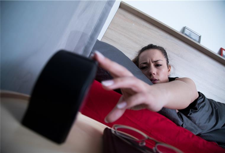 Sei still! Das mehrmalige Wegdrücken des Weckeralarms gehört für einige Menschen zur festen Morgenroutine. 
