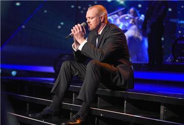 Sein Comeback: Stefan Raab hat einen erneuten Box-Kampf gegen Regina Halmich angekündigt.